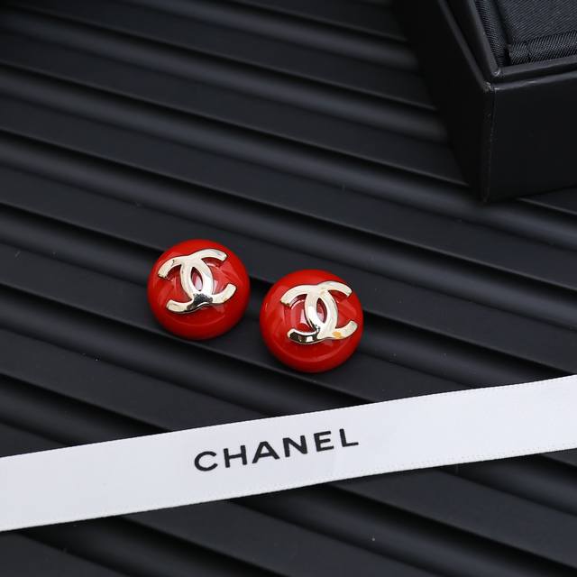 chanel 红色亚克力半圆耳钉， 一抹浓烈的复古红， 为秋冬添上活力的色彩