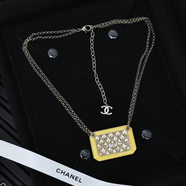 chanel秀场款亚克力包包项链 非常独特的一款设计风格项链，爱啦爱啦 黄色独特的颜色给人带来明亮、活泼的感觉。配有香奈儿品牌的标志性设计元素，酷飒风格姐妹必入