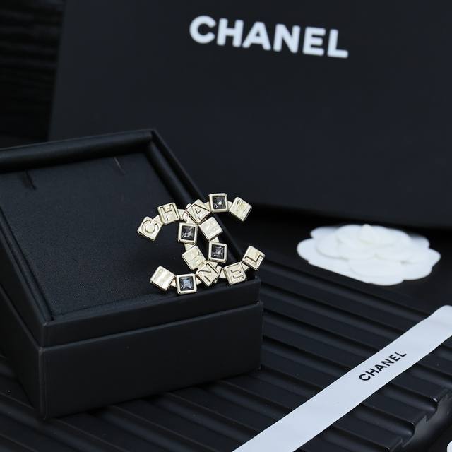 chanel金色字母方形水钻双C耳钉 经典双C简约又不失小细节 日常百搭超级耐看白富美气质加分