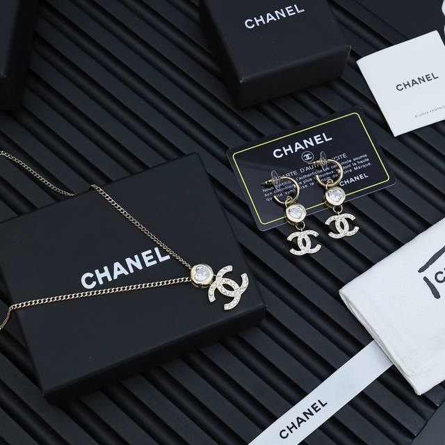 chanel 24B爱心套装 特别的金属质感纹路设计， 水晶点缀是整体的别致亮点， 爱心设计透露着青春洋溢又不失女人魅力__ 耳环 项链