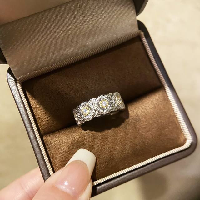 a4887 爆款 中古系列Vintage 小雏菊 拉丝戒指，绽放指尖的复古浪漫每一次佩戴，都是一次与时光的对话。戒指上的小雏菊，精致而生动，仿佛正在悄然绽放。每