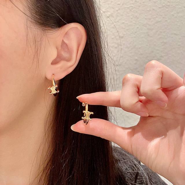 celine 赛琳 耳钉 一直是简约时尚界的标杆大胆的设计 百看不厌搭配起来更Fashion