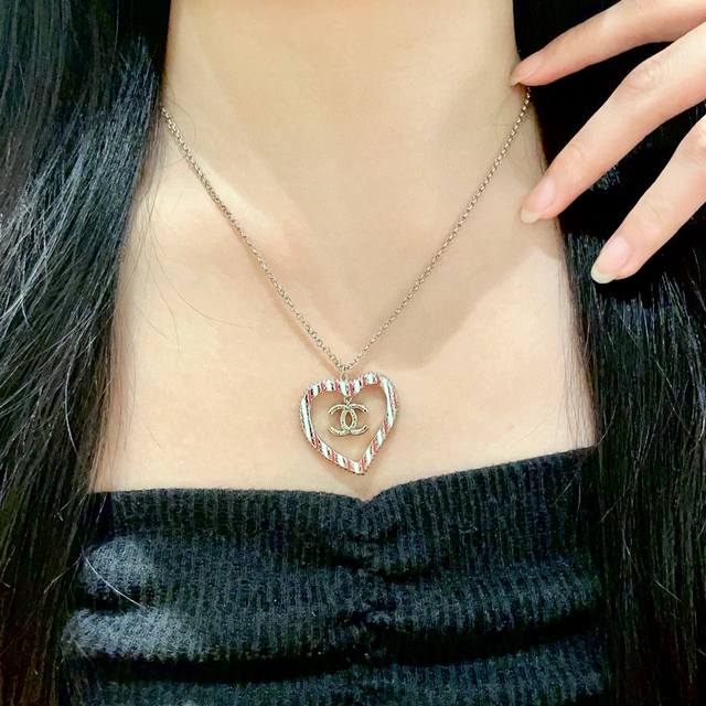 chanel香奈儿 中古 项链小香家的款式真心无需多介绍每一款都超好看，精致大方，非常显气质.