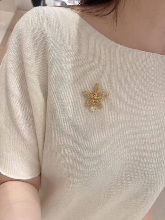 250036 我们出品 预售17号左右出货，Zp5070，量大咨询客Fu Dor 海星Cd珍珠胸针 2025早春款！把辽阔的海洋戴在身上，这你能想到太太太绝美啦