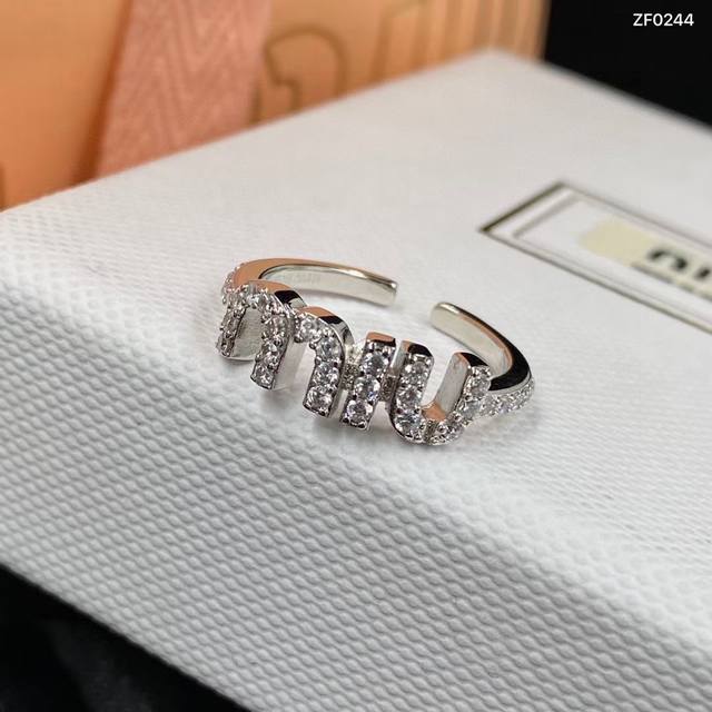 miumiu 新款戒指原单品质 精致小物件必备 一年四季都可配戴 细节中提升衣品 提升质感 优雅气质 时髦精收藏款 日常通勤精致