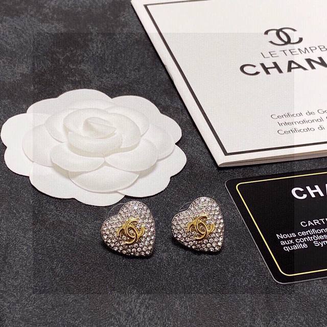 香奈儿 Chanel 闪闪发光新款满钻爱心耳钉原版黄铜 材质 顶级原单品质、最高代购级别时尚人士必须拥有 进口专柜材质、不是市面低版本可以媲美的出入海关专柜无压