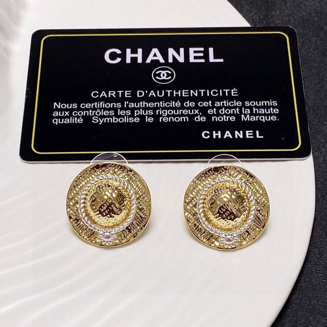 chanel耳钉今年简直是开挂 小帽子最新出炉的又是一款必入的单品早买早戴上出街 ～巨好看！ 让你秒变酷甜女孩超级百搭 利用率满分 洋气爆棚 集妹们快快入手.