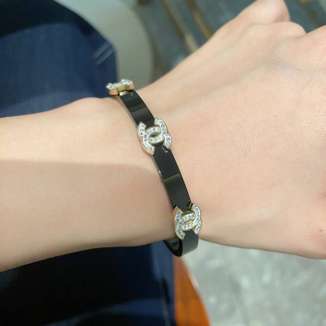 新款香奈儿Chanel碳黑手镯超重工Bling Bling，颜色搭配得非常好高级感 女神气质高端 精钢材质不过敏不褪色。一比一精美工艺，经典至极的魅物，性价比高