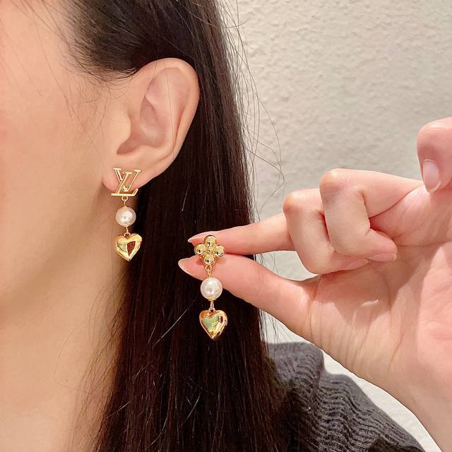 lv 路易威登 2025年早春新品耳钉 经典老花耳环 超精工Cnc工艺技术 上身美美哒 特别适合夏日搭配T恤 低调奢华有内涵 采用进口黄铜材质电镀古金 不褪色不