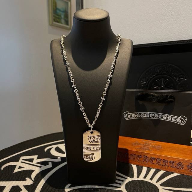 新款 专柜品质 Chrome Hearts克罗心 经典复古项链 骰子吊坠 凹凸造型不同的花纹设计风格 呈现出与众不同 十字架 童军花是克罗心的志 所以更经久不衰