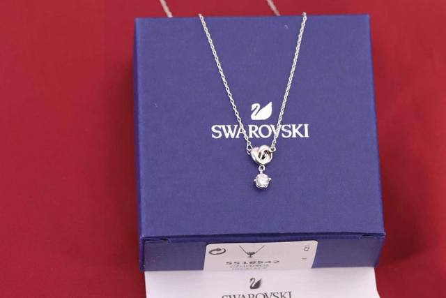swarovski 永恒的爱 爱心单钻锁骨项链 王一博同系列 这款施华洛世奇项链缀有闪亮迷人的Swarovski仿水晶，可为任何华丽造型增添抢眼点缀。是送给挚爱