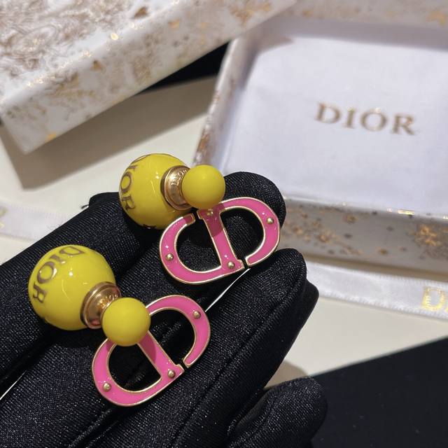 编号Ded0443 Dior 春季Tribales系列 掉进缤纷色彩黄色大小珍珠Cd粉色 撞色太美了～流光溢彩间点睛浪漫春夏风尚