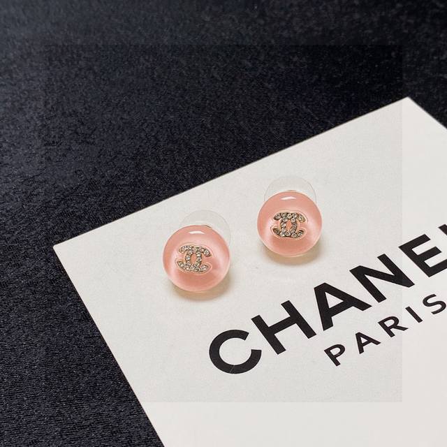 新款 Chanel 小香双C简约夏季果冻浅粉色镶钻小耳钉这款耳环真的超级美看着设计简单但是佩戴效果好看到爆就连我这种小耳垂的也很Ok Z批黄铜材质 上耳超气质优