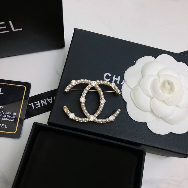 chanel 专柜同步上市这款超漂亮的，全部用进口施华洛钻 今年最新款任意搭配都好看又是一款必火的经典款代工品质 做工精细胸针，是最懂女人的饰物。那些倾注了全部