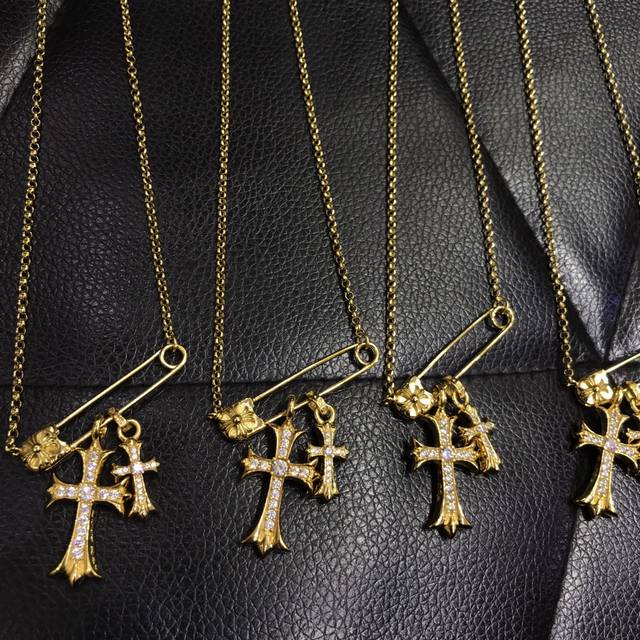 chrome Hearts 别针十字架项链 夏日露锁骨的最佳配饰 细节超完美 绝对的顶级制作 925银镀24K金 不是普通的电镀 保色时间比较长 放心购入 绝对