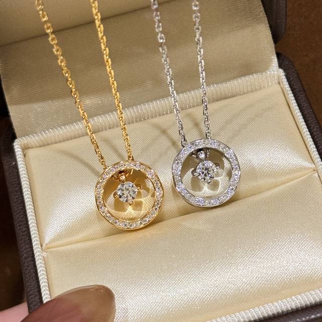 a5997 Cnc纯银版 Coco 新款 圆圈 菱格 单钻项链 中间主石钻石，是整颗钻石，链子穿着整颗，O字母的Logo包围着这颗钻石，设计很新颖，延续了第一代