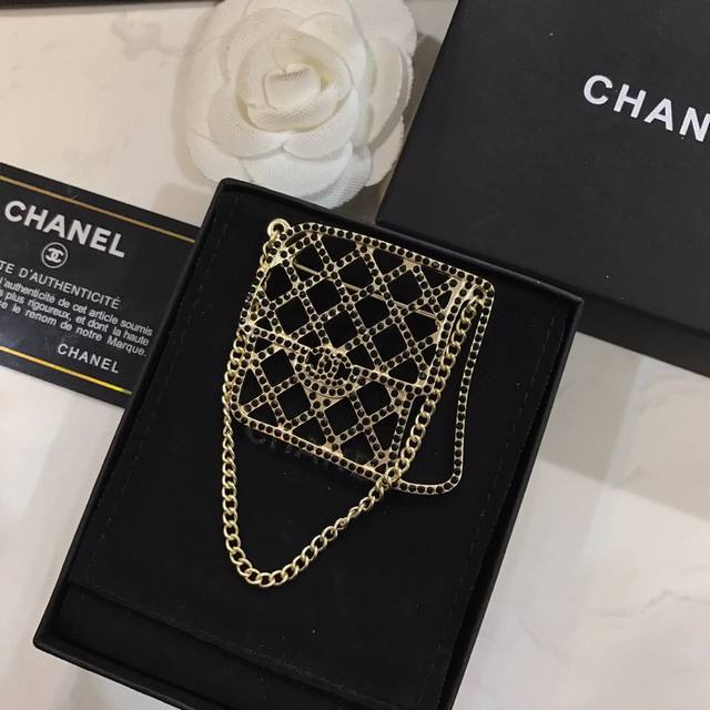 chanel 香奈儿 新款包包胸针原版材质专柜同步新款选几款心仪的首饰来点缀美美的你 超级百搭好推荐又一心动款 赚足回头率！必入爆款胸针