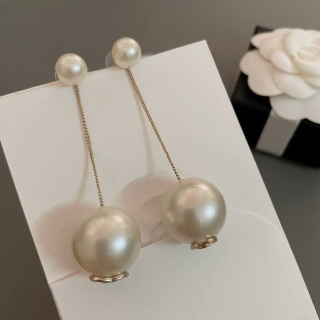 高品质 细节如图 香长珠耳钉 独家秘方调制而成的珍珠成色，非常百搭耐看，休闲时尚大方！特定Z一致施华洛色珠，色泽光亮！双C凹凸不平的设计，这款绝对是香奶奶收藏经