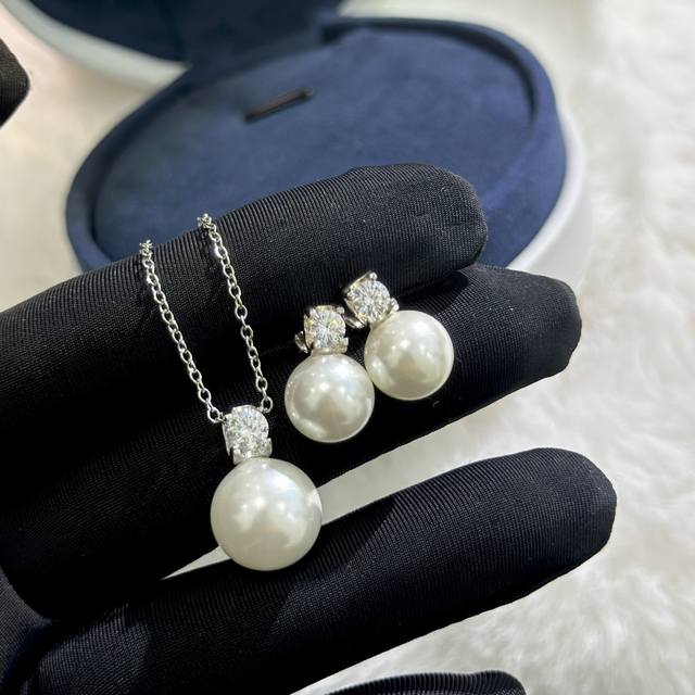 纯银项链 纯银耳钉 60 A34 火爆 Mikimoto 牛角 珍珠 套装 超级受欢迎的热门百搭款 国外时尚博主人明星们最爱，很好搭配衣服 天然贝珠搭配 S92
