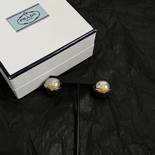 prada 普拉达 三角形 耳环 爆款新品 精致耐看 华丽登场，整体细节非常令人惊喜，典雅而时尚，突显法式高雅气息。