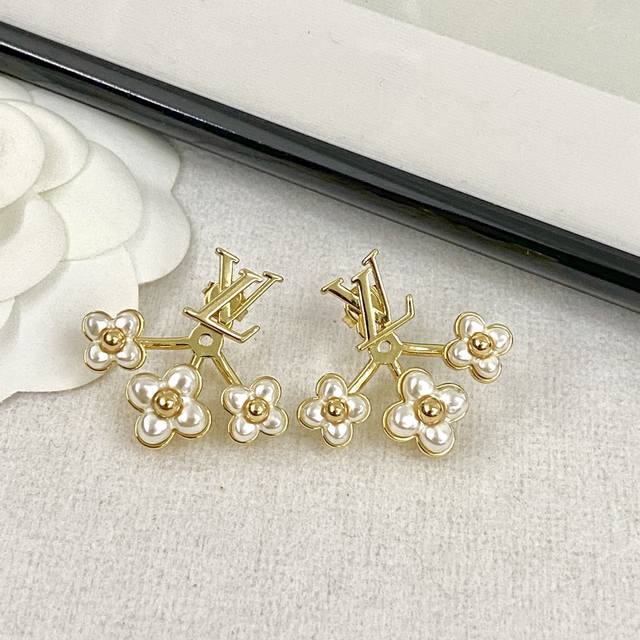 编码E2356 Lv耳钉热销款爆上新 一致Zp Lv珍珠花朵耳钉 非常贴心的设计三个调节洞适合不同位置耳洞的，多种佩戴方法 温柔又气质，妥妥的富家女氛围感～