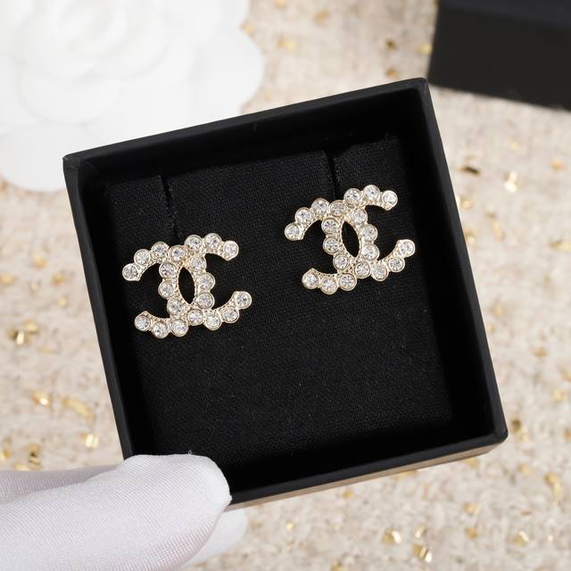 我们出品 量大咨询客Fu Ch Nel 双C耳钉 每季都有的经典款耳钉，颗颗施华洛世奇钻，工艺完美程度自己感受，[机智]认准我家出品，简直可以说都是Zp的节奏