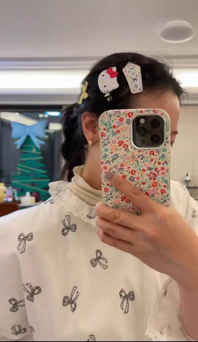 一对新款Lv 发夹Louis Vuitton 路易威登专柜一致材质 火爆款出货 设计独特 复古前卫 男神、美女必备。