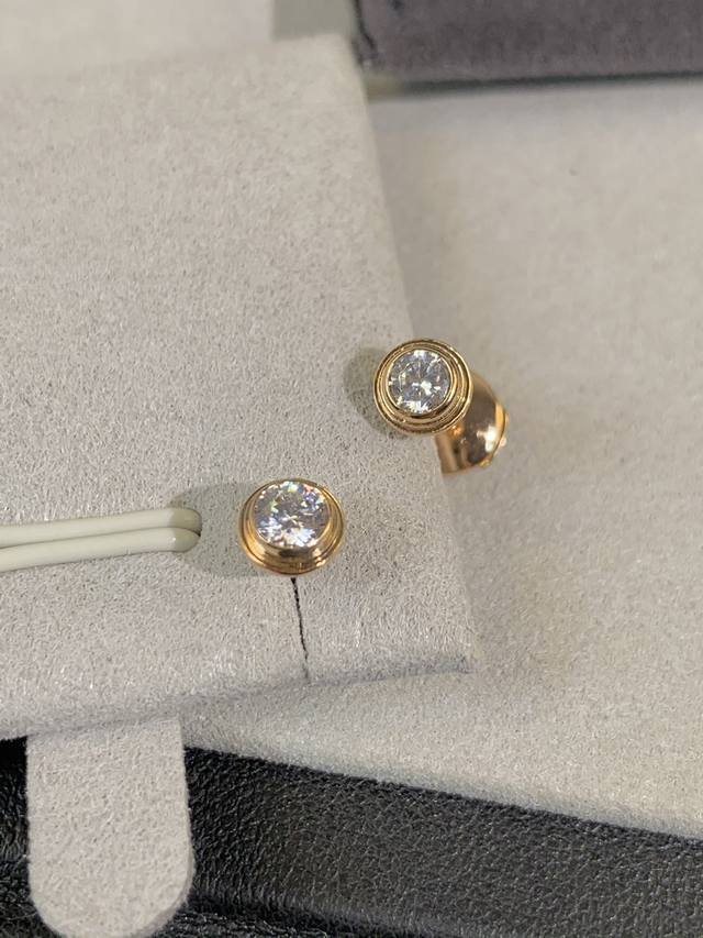 p价 Love20分钻耳钉 真的超级好看 低调百搭又Bulingbuling 玫瑰金配钻&白金配钻～ 最小的Size但是是最中意的耳钉了！戴上就没怎么摘下来过，