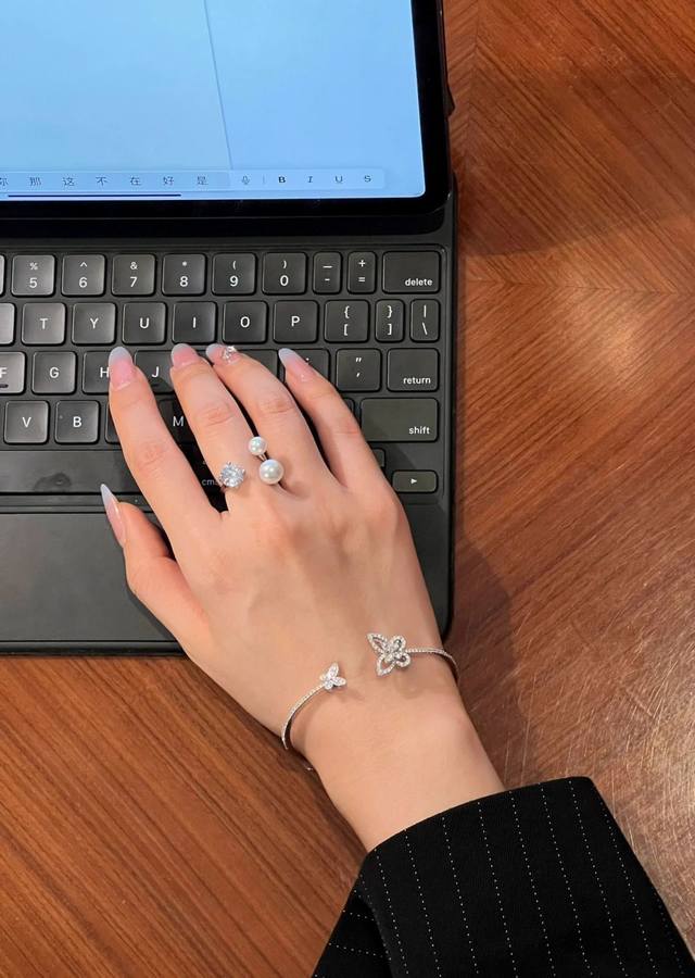 我们出品 Z86500，量大咨询客Fu 彩宝系列-万能百搭手镯 17手寸，通体925纯银行业标杆工艺独家行业标杆新技术电镀优金电镀，保色度做到目前市面最优！！独