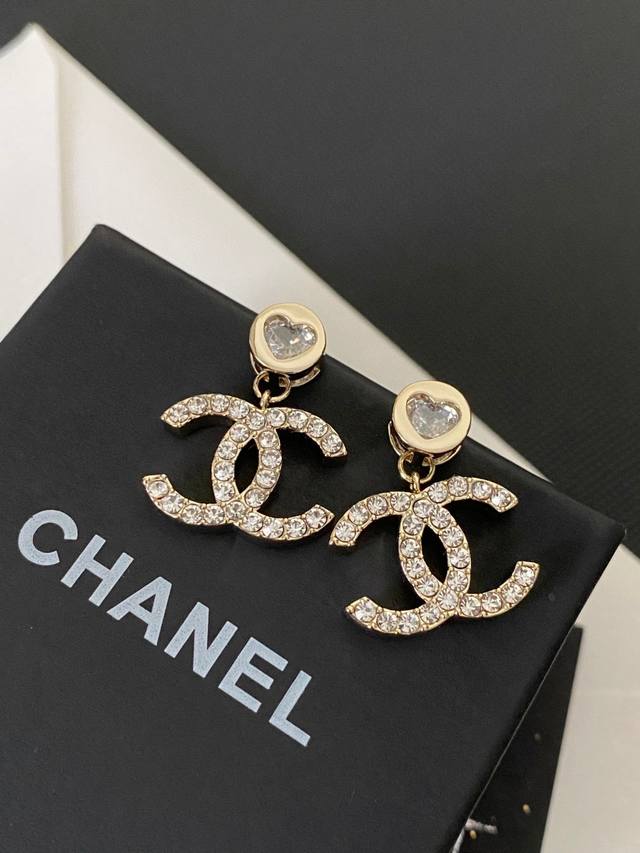chanel这款设计超级喜欢 香奈儿的爱心晶钻字母耳钉 首饰 真的美 也是最有魅力哦原版Logo字印 超好搭、日常气质、简单大方 设计理念双C搭配施华洛字母工艺