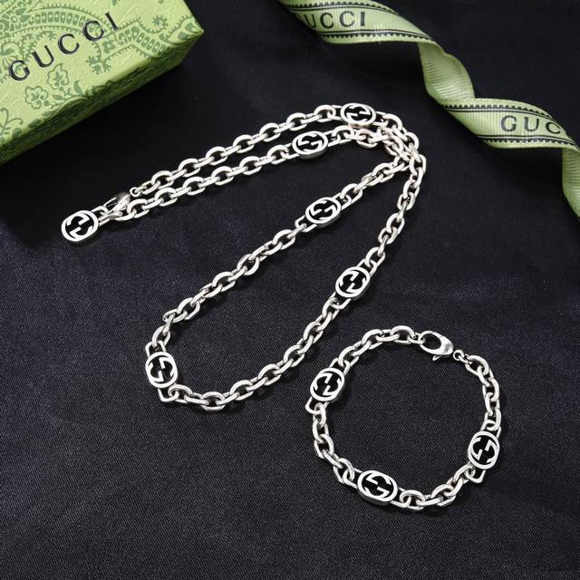 项链 手链 Gucci 古驰 项链手链 最新火爆开启 双G 绝对是古驰的风格夸张、重装饰、 超级好看代购级别 亚金材质 街拍范儿十足手链