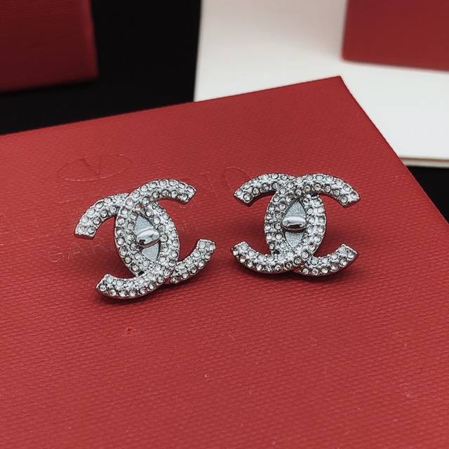编号Xed0958 Ch*Nel最新款银色钮扣耳钉 一致Zp黄铜材质
