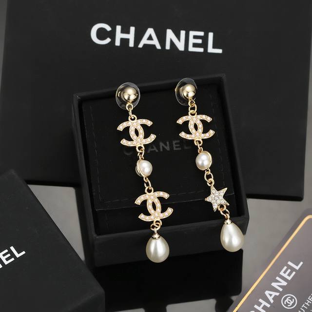 chanel 新款！！！长款耳坠 Zp代购品质 原版材质 非常时尚的一款耳钉 俏皮可爱活力满满 S925银针 色彩搭配很靓丽 不会显得过于压抑 佩戴效果美的很