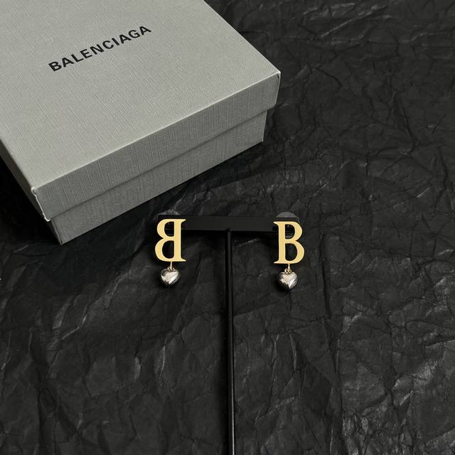 巴黎世家 Balenciaga 耳钉 简单大方 大牌金质感饱满 ，搭配衣服超好看 ！