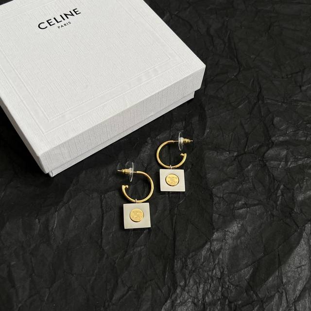 celine 赛琳 耳环 一直是简约时尚界的标杆大胆的设计 百看不厌搭配起来更Fashion