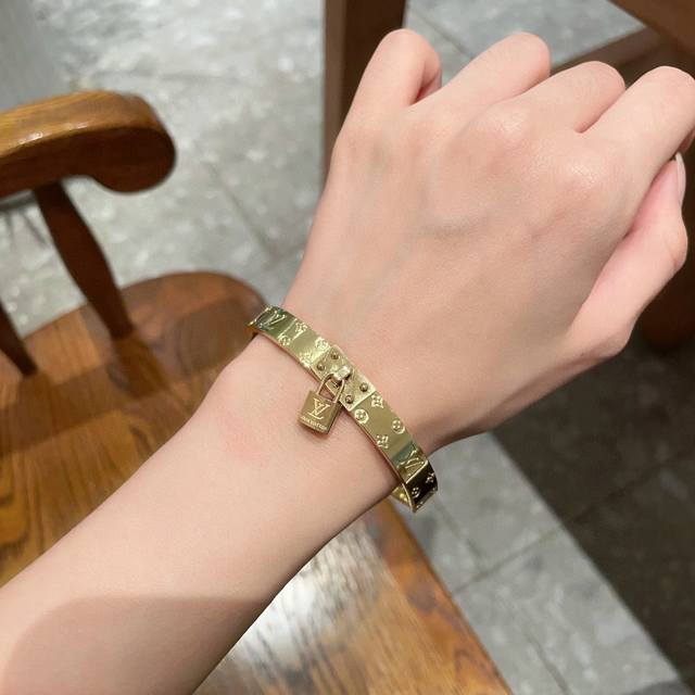 新品 原单货 Lv字母锁雕刻手镯Louis Vuitton 路易威登 专柜一致材质 火爆款出货 设计独特 复古前卫。手镯14K精工保色版 从上市以来一直深受Mm