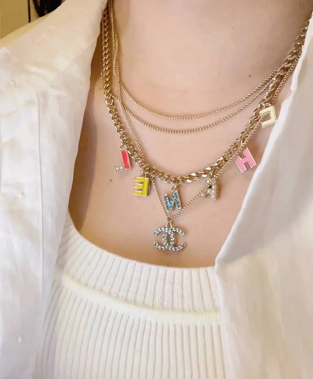 chanel 小香项链，高端品质，专柜同材质，做工精致细腻，重工版本，多层链条设计，简约大方温文尔雅，特别温柔。经典双C上点缀着施华洛世奇水钻，Blingbli