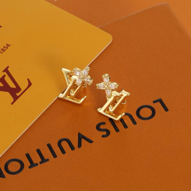 lv 路易威登 耳钉经典 代购级别 简约最耐看 上身特别的仙气满满 标志性经典款 很适合日常佩戴