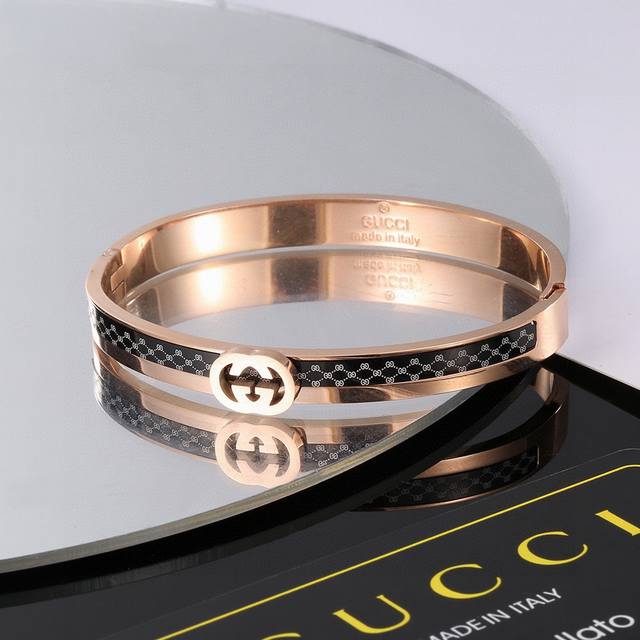 gucci 古驰 手镯 高端 打造 美到哭，因为是限量版，你根本无法在店内看到现货，现货一到真的Bling 这一组简直不要太震撼不要太完美，赞呆了