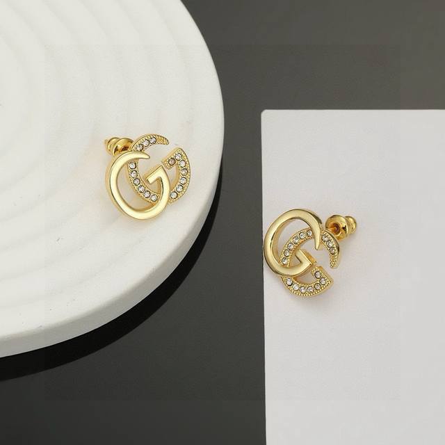 gucci古驰 复古G字新款热卖款耳钉 源自于70年代的经典字母与专柜一致材质