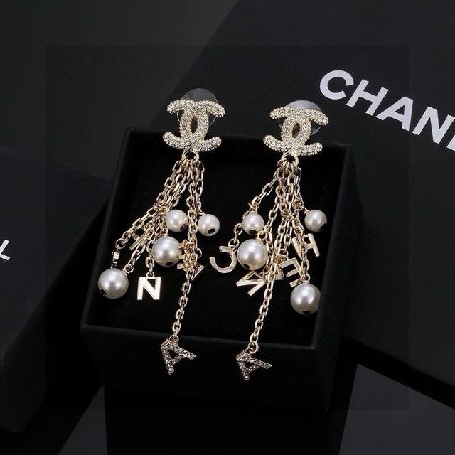 chanel 香奈儿 经典款 Zp代购品质 原版材质 非常时尚的一款耳钉 俏皮可爱活力满满 S925银针 色彩搭配很靓丽 不会显得过于压抑 佩戴效果美的很 耳钉