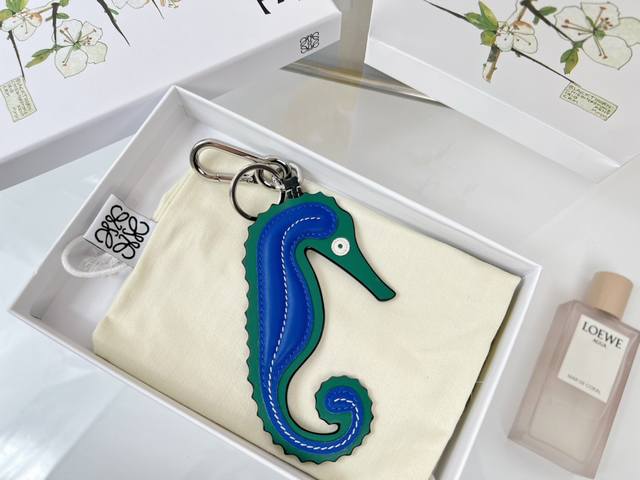 新品 罗意威Loewe 皮质钥匙扣 挂件 车钥匙扣 Hippocampus Charm系列海马挂件出货 采用进口小牛皮多色搭配，外配钥匙圈，可挂于包包，其萌趣、