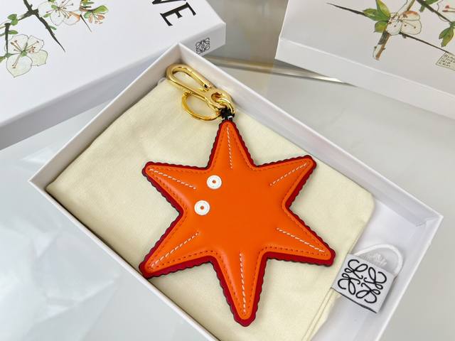 新品 罗意威Loewe 皮质钥匙扣 挂件 车钥匙扣 Star Charm系列星星挂件出货 采用进口小牛皮多色搭配，外配钥匙圈，可挂于包包，其萌趣、可爱的造型，让