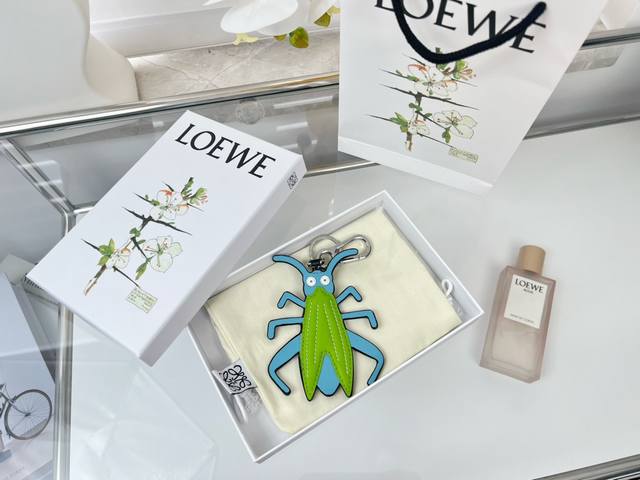 新品 罗意威Loewe 皮质钥匙扣 挂件 车钥匙扣 Grasshopper Charm系列蝈蝈 挂件出货 采用进口小牛皮多色搭配，外配钥匙圈，可挂于包包，其萌趣