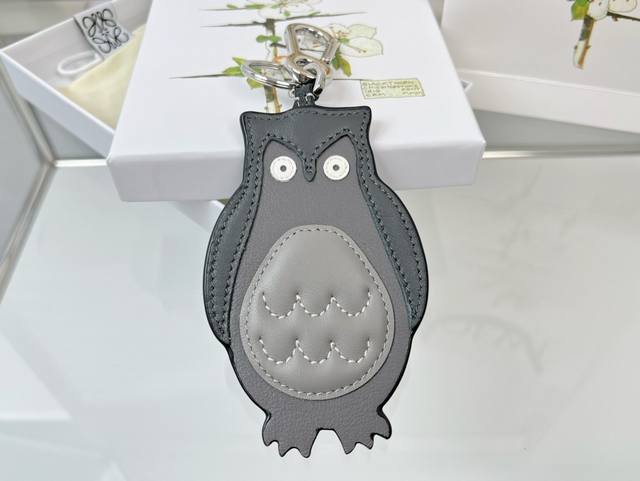 新品 罗意威Loewe 皮质钥匙扣 挂件 车钥匙扣 Owl Charm系列猫头鹰挂件出货 采用进口小牛皮多色搭配，外配钥匙圈，可挂于包包，其萌趣、可爱的造型，让