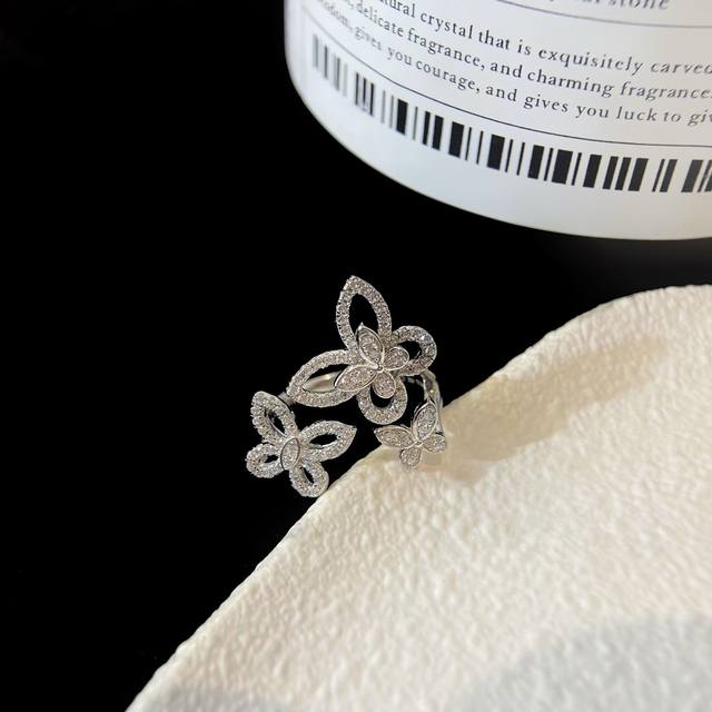 graff 格拉夫蝴蝶幻影白金三重奏戒指，戒指尺寸5678号 蝴蝶幻影系列 轻盈的蝶翅停驻在指尖 象征幸运、幸福悄悄的来临 引领我们走到挚爱的身边 蝴蝶幻影戒指