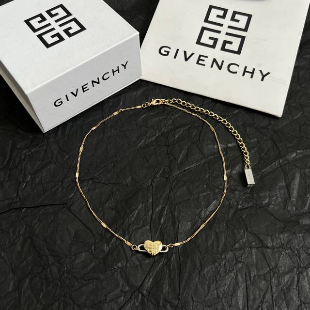 givenchy 纪梵希 项链，高端品质专柜同材质，独家实拍，采用金属材质手工组装出 G 形链环，呈现粗犷，现代又中性的风格，时髦单品，日常刷街搭配拍照都 做工