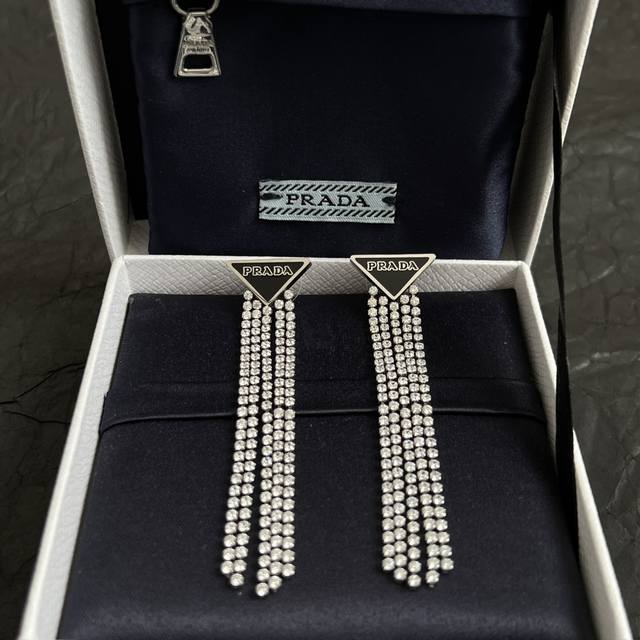 prada 普拉达 三角形 耳环 爆款新品 精致耐看 华丽登场，整体细节非常令人惊喜，典雅而时尚，突显法式高雅气息。
