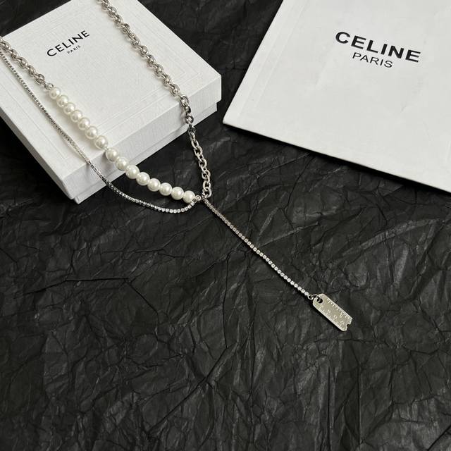 celine 赛琳 项链 一直是简约时尚界的标杆大胆的设计 百看不厌搭配起来更Fashion