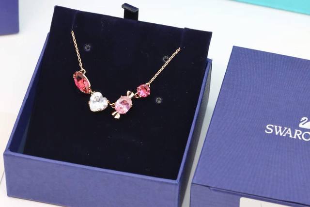 施华洛项链 Swarovski 甜蜜糖果 彩色水晶锁骨项链 这属款于Gema 520产系品列的链专坠为表达意爱而设，陪度您过浓情蜜的意情人节P以笔蜡色调示展趣致